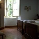 The bedroom with view over the garden